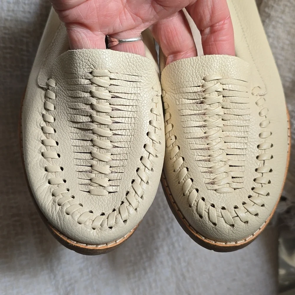Sofft Leather Woven Slip On Flat Loafer Moccasin Creme  Size 7.5 Comfort NEW - Picture 2 of 7